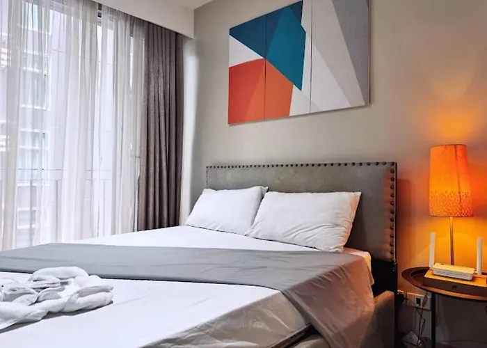 Luxury 2br In Makati Near Malls & Offices *